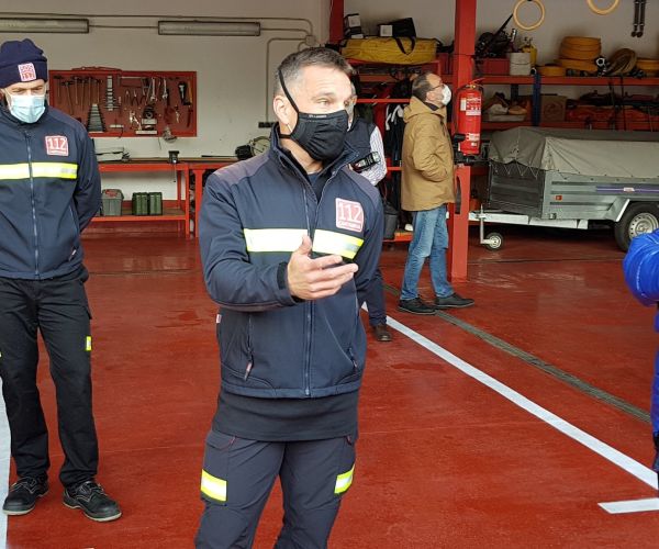 bombero hablando con la consejera
