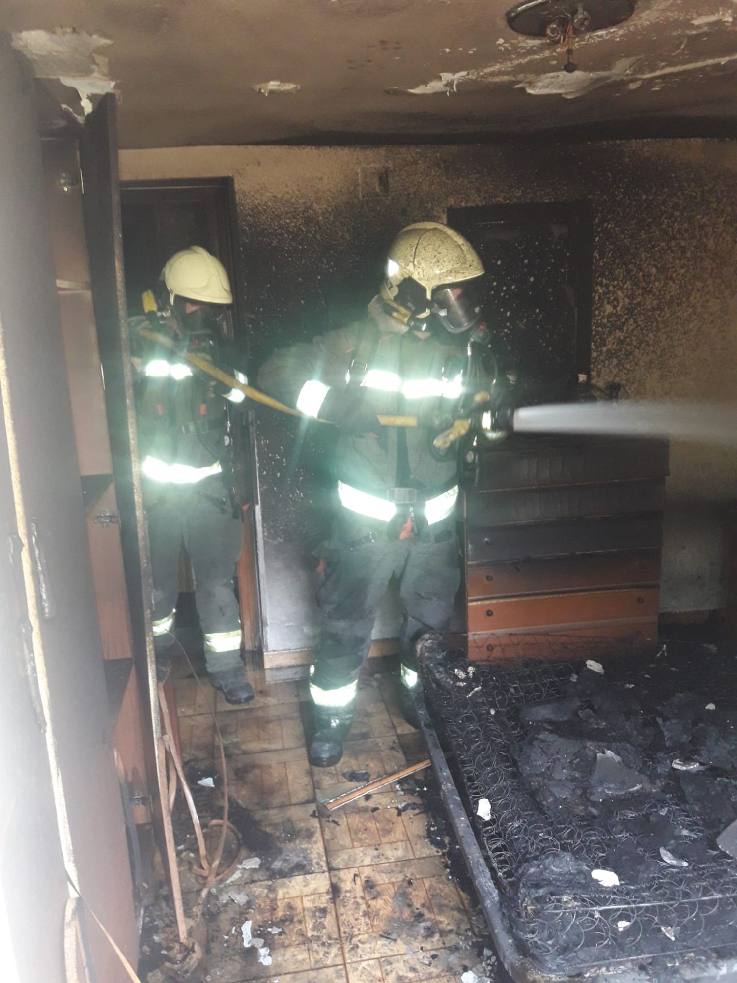 bomberos extinguiendo el incendio