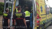 bomberos y sanitarios metiendo un herido en la amb