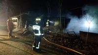 bomberos revisan la zona afectada por el fuego