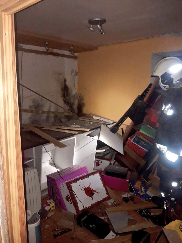 bombero en el interior de la vivienda en la que ha caído el rayo